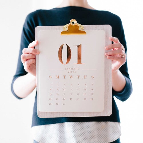 Frau hält Kalender mit Monat Januar