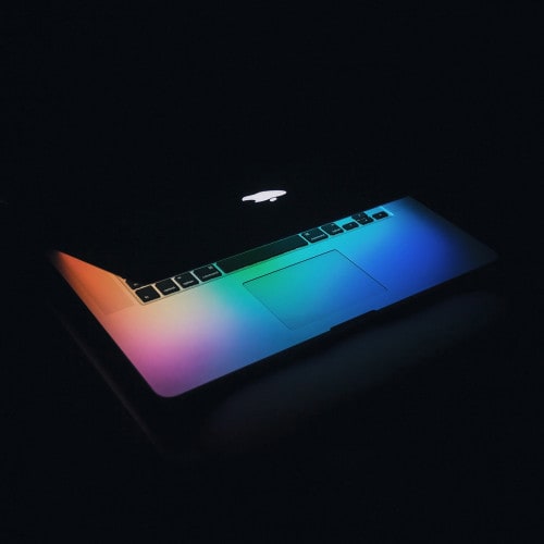 Dunkles MacBook mit bunter Beleuchtung