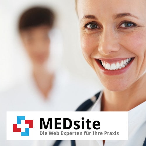 Frau präsentiert den MEDsite Webservice