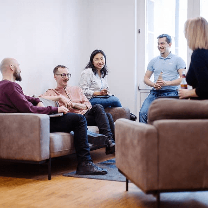 Entspannte Gespr&auml;chsrunde im Lounge-Bereich