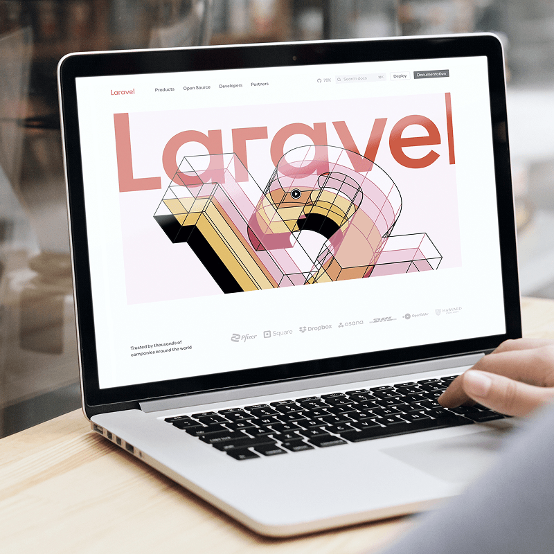 Laptop mit ge&ouml;ffneter Laravel-Webseite zur API-Entwicklung