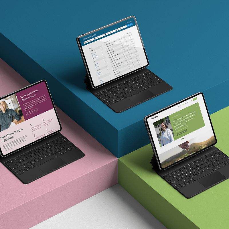 &Uuml;bersicht der Primus Service Website mit verschiedenen Unterseiten in Mockup-Darstellung auf drei Laptops
