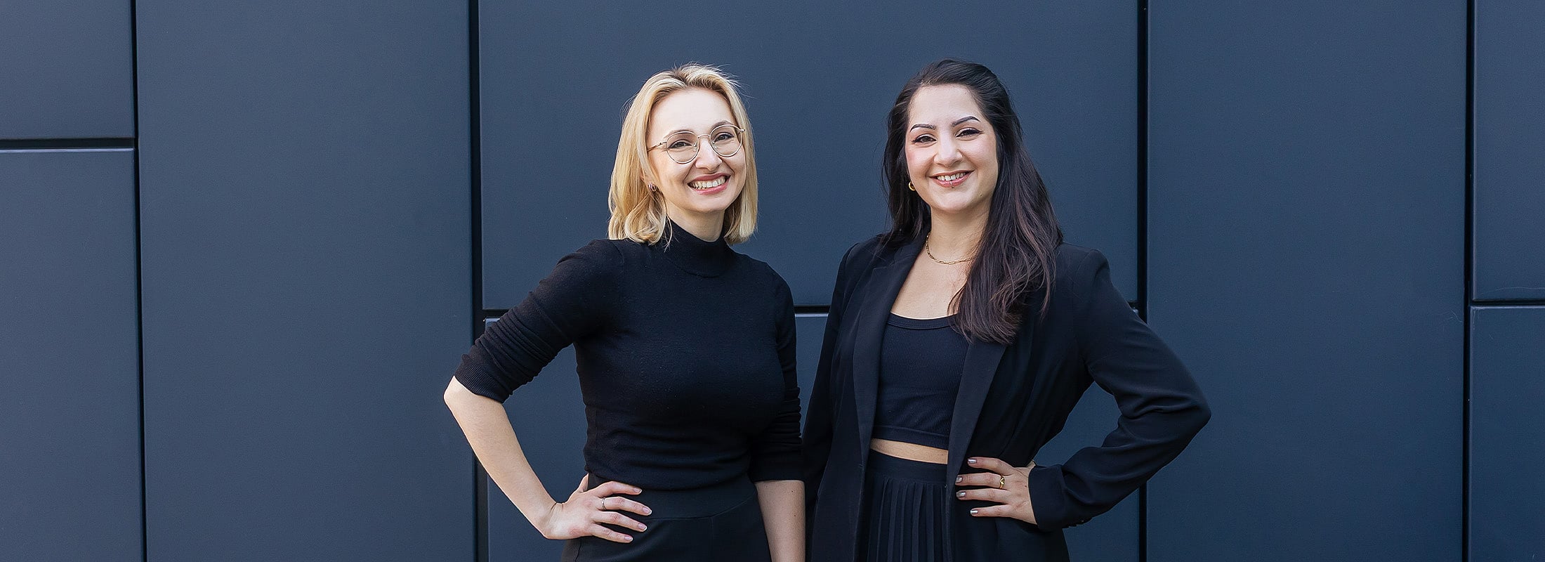 Die beiden UX/UI-Designerinnen der mindtwo GmbH, freundlich in die Kamera lächelnd