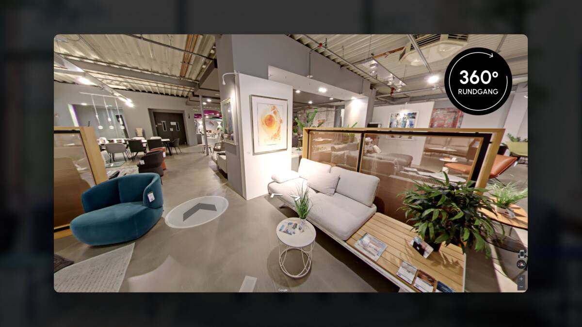Virtueller 360&deg;-Rundgang durch eine M&ouml;bellausstellung mit Navigationspfeilen, Sesseln, Sofas und moderner Inneneinrichtung.